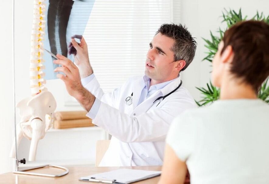 scrúdaíonn an dochtúir x-gha chun osteochondrosis chliabhraigh a dhiagnóiseadh